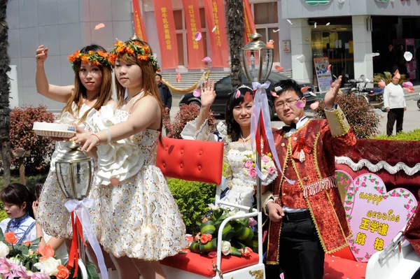 Ein Paar Frisch Vermählte Chinesen Winken Einer Kutsche Während Ihrer — Stockfoto