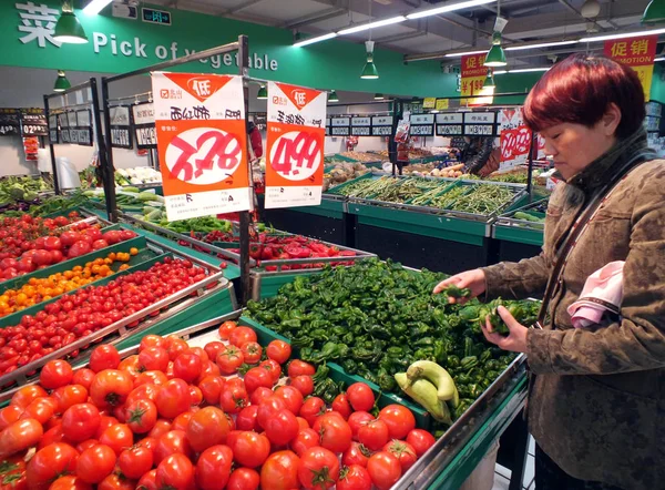 Chinese Shopper Buys Vegetables Supermarket Yichang City Central Chinas Hubei — Stock Photo, Image