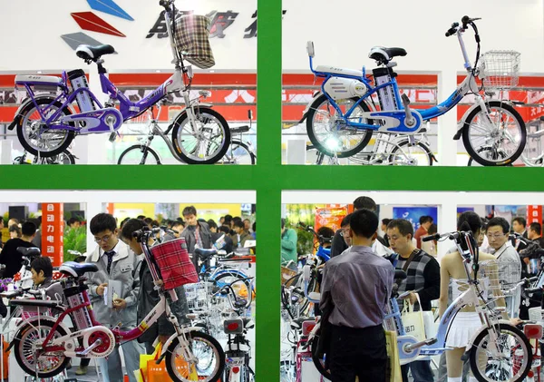 Відвідувачі Дивляться Електричних Велосипедах Цзянсу Міжнародного Велосипеда Електричних Транспортних Засобів — стокове фото