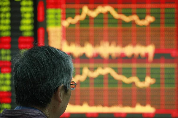 Chinese Investor Looks Share Prices Green Price Falling Stock Brokerage — Stock Photo, Image