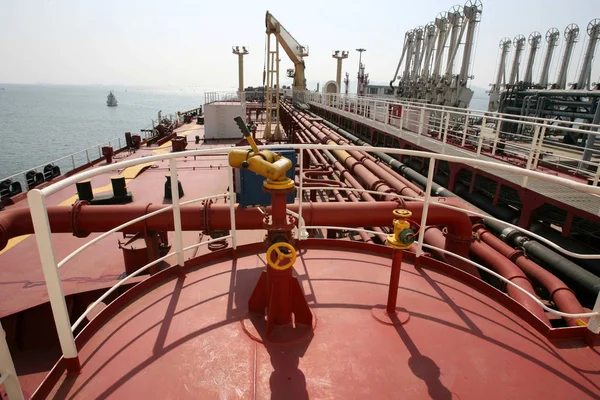 2011년 29일 랴오닝성 다롄시의 항구에서 000톤의 연료를 일본으로 운송하는 유조선의 — 스톡 사진