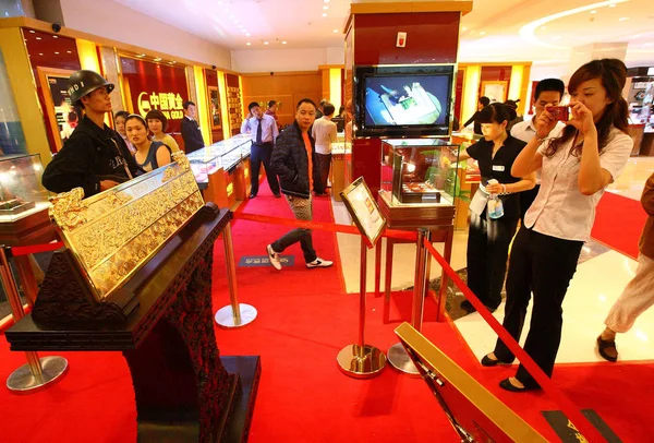 訪問者は 南京市の中心商店街 東中国江蘇省の宝石祭りの間に巨大な金のバーの写真を撮ります 月2011 — ストック写真