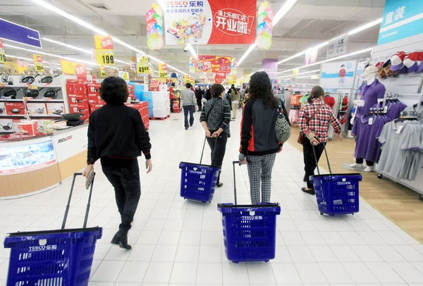 Customers Shopping Supermarket Fuzhou City Southeast Chinas Fujian Province May — Stock Photo, Image