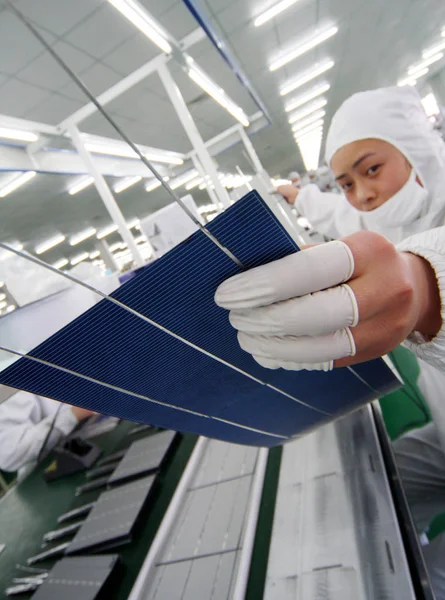 Les Travailleurs Chinois Fabriquent Des Cellules Photovoltaïques Panneaux Solaires Usine — Photo