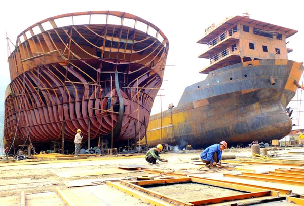 Los Trabajadores Están Construyendo Barcos Astillero Ciudad Yichang Provincia Central — Foto de Stock