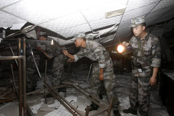 Chinese Pla Soldiers Search Survivors Victims Collapsed Building Devastated Magnitude — Stock Photo, Image