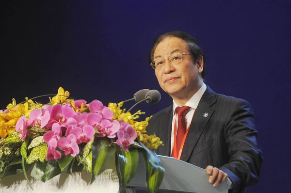 2011년 20일 상하이루자이즈이 포럼에서 연설하고 류밍캉 중국은행 규제위원회 위원장이 연설하고 — 스톡 사진