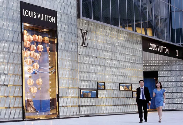 Люди Ходять Повз Louis Vuitton Бутік Міжнародному Фінансовому Центрі Ifc — стокове фото