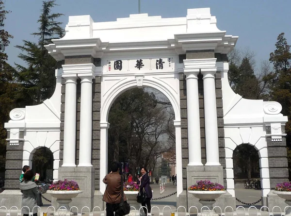 Los Chinos Toman Fotos Frente Una Entrada Universidad Tsinghua Beijing —  Fotos de Stock