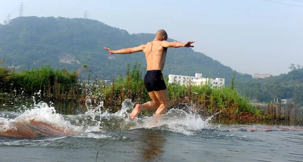 2010年7月5日 中国南部福建省泉州の水上を歩く中国のシャオリン僧 リリアン — ストック写真