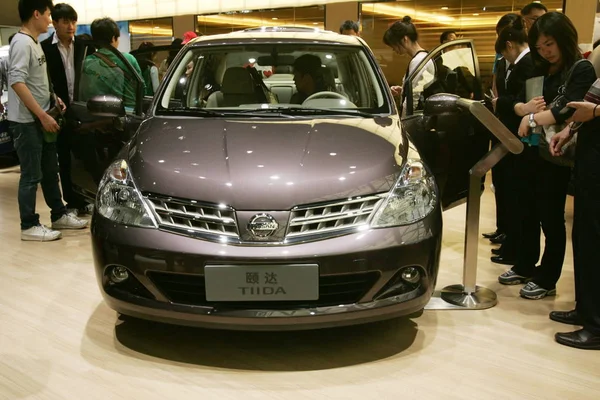 Visitante Olhar Para Nissan Infiniti Fx50 Exposição 13Th Shanghai International — Fotografia de Stock
