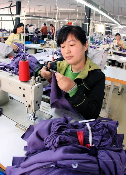Kobiet Chińskich Pracowników Fabryki Produkcji Odzieży Wywozu Fabryce Nantong Wschód — Zdjęcie stockowe