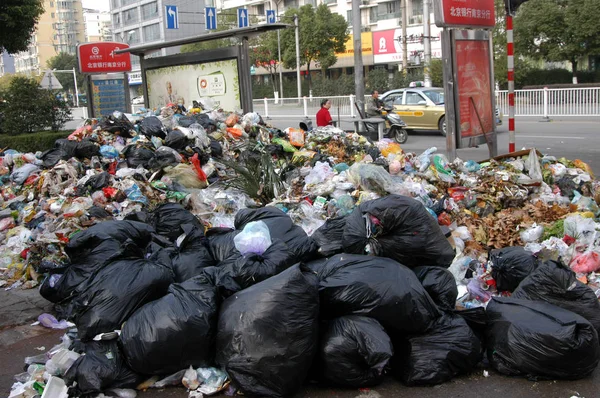 View Street Filled Garbage Nanjing East Chinas Jiangsu Province November — Stock Photo, Image
