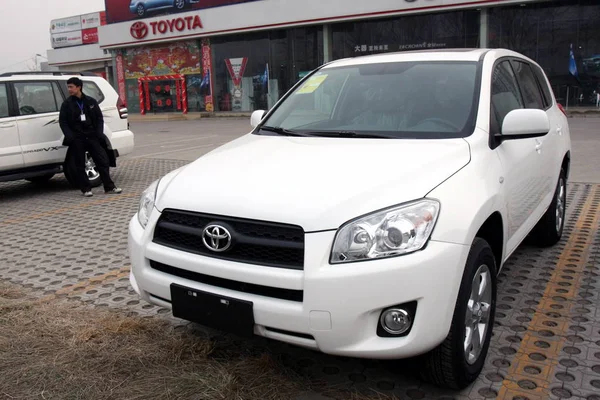 Una Toyota Rav4 Vista Vendita Presso Una Concessionaria Toyota Shijiazhuang — Foto Stock