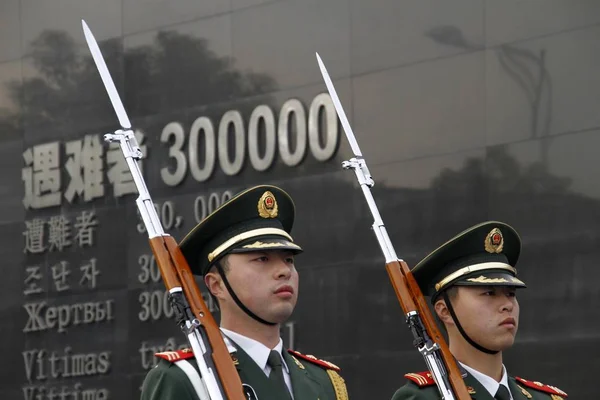 Polícia Armada Chinesa Carrega Armas Durante Uma Cerimônia Que Marca — Fotografia de Stock