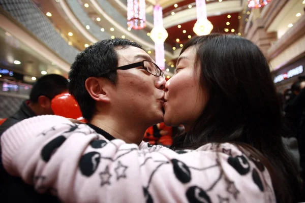 Пара Молодых Китайских Влюбленных Целуются Время Кампании Случаю Предстоящего Дня — стоковое фото