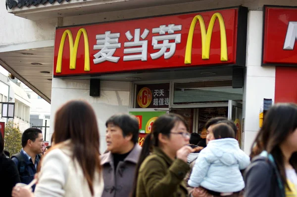 Residentes Chineses Passam Por Restaurante Mcdonalds Cidade Suzhou Leste Província — Fotografia de Stock