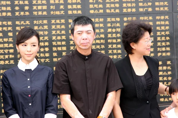 Left Chinese Actress Zhang Jingchu Director Feng Xiaogang Mourn Victims — Stock Photo, Image