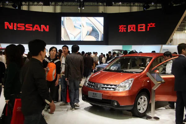 Látogató Pillantást Nissan Infiniti Fx50 Kijelzőn Kiállításon Shanghai Nemzetközi Automobil — Stock Fotó