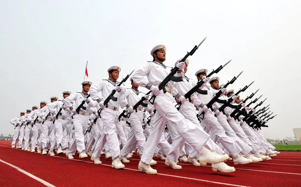 Chinese Pla Navy Parada Żołnierzy Podczas Ceremonii Obchodzi Lecie Pla — Zdjęcie stockowe