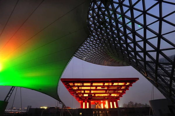 2010年1月7日 上海のエキスポ会場で サンバレーの隣 エキスポ軸と中国パビリオン のケーブル膜構造が点灯しているのが見られます — ストック写真