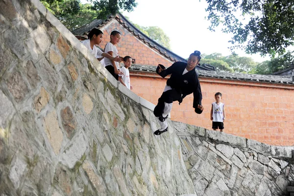 Молодий Даоської Прогулянки Стіні Чжень Храм Цюаньчжоу Південно Східної Chinas — стокове фото