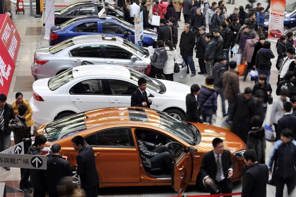 Čínští Kupci Dívejte Auta Obchoďáku Shenyang City Severovýchodní Chinas Provincie — Stock fotografie