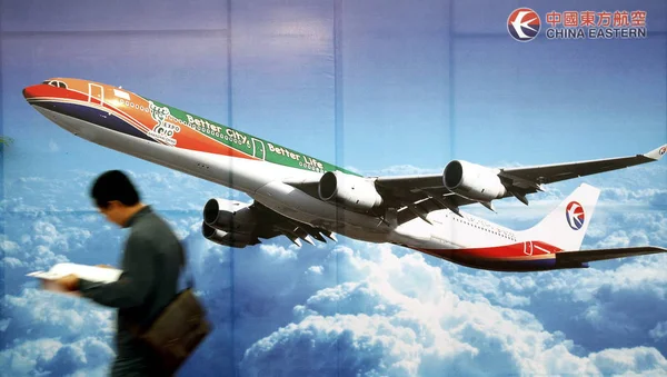 Uomo Cinese Passa Davanti Una Pubblicità China Eastern Airlines Shanghai — Foto Stock