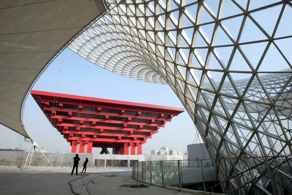 2010年1月6日 中国上海世博园区中国馆旁的世博轴太阳谷前拍照 — 图库照片