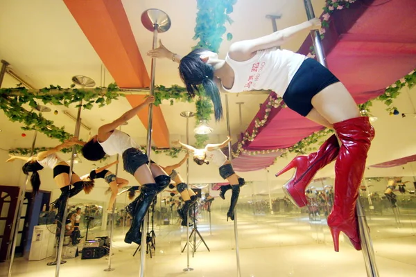 Jonge Chinese Mensen Leren Pole Dancing Een Dansschool Jinan City — Stockfoto