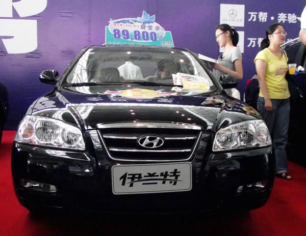 Los Visitantes Observan Hyundai Elantra Durante Una Exposición Automóviles Nanjing — Foto de Stock