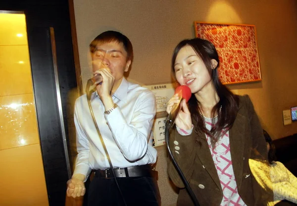 Νέοι Κινέζοι Τραγουδούν Ένα Ktv Bar Στο Πεκίνο Της Κίνας — Φωτογραφία Αρχείου