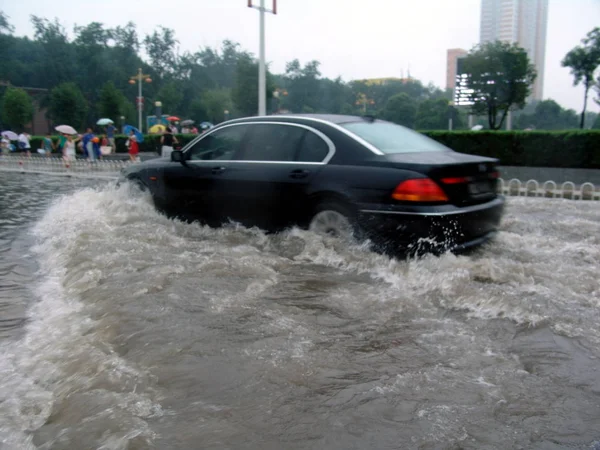 Car Runs Flooded Street Luoyang Central Chinas Henan Province July — Stock Photo, Image