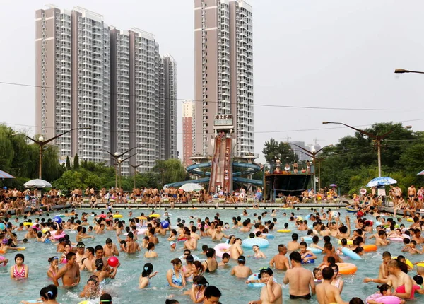 Местные Жители Китая Остывают Бассейне Жаркую Погоду Городе Лоян Центральная — стоковое фото