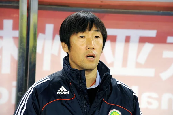 Gao Hongbo Cheftrainer Der Chinesischen Männer Fußballnationalmannschaft Beobachtet Wie Seine — Stockfoto