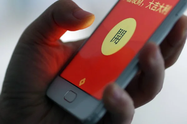 Mobile Phone User Gets Hongbao Red Envelope Mobile Messaging App — Stock Photo, Image