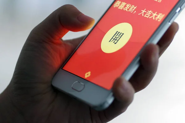 Eine Handynutzerin Erhält Hongbao Roter Umschlag Von Der Mobilen Messaging — Stockfoto