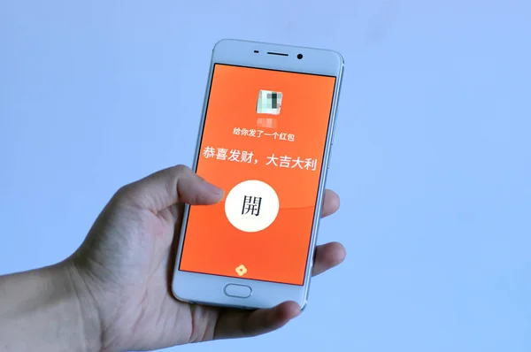 Пользователь Мобильного Телефона Получает Хунбао Красный Конверт Через Приложение Weixin — стоковое фото