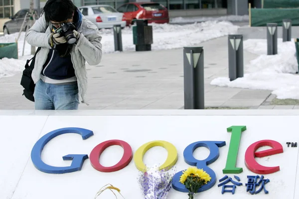 Китаец Фотографирует Логотип Google Перед Штаб Квартирой Google China Пекине — стоковое фото