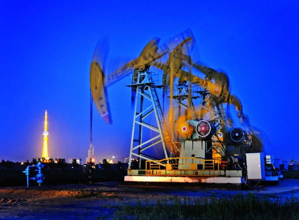 Widok Nocny Derricks Ropy Pompowania Ropy Naftowej Polu Naftowym Daqing — Zdjęcie stockowe