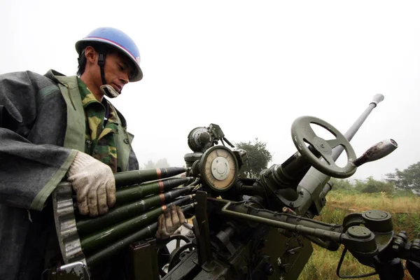Seorang Pekerja Departemen Meteorologi Cina Bersiap Untuk Menembakkan Peluru Artileri — Stok Foto