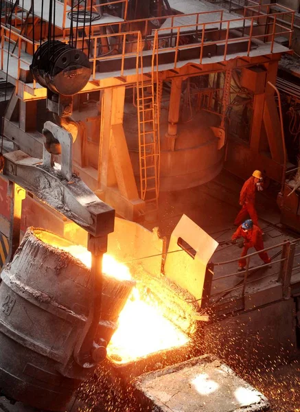 Trabajadores Chinos Monitorean Producción Acero Planta Acero Dalian Special Steel — Foto de Stock