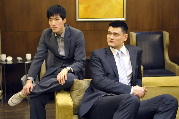 2010年2月10日 中国跨栏明星刘翔 和中国篮球巨星姚明在中国上海举行的慈善宴会前摆姿势 — 图库照片