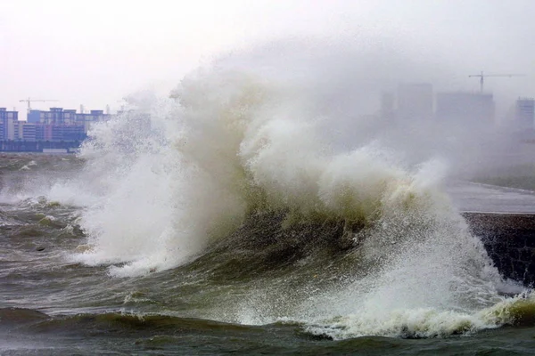 Utsikt Över Böljande Havet Orsakad Typhoon Chanthu Haikou Södra Chinas — Stockfoto