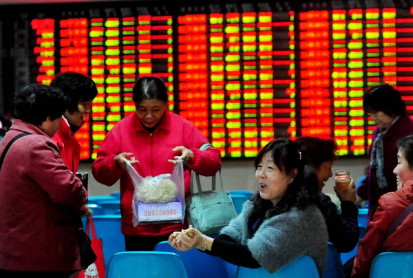 Китайські Інвестори Подивіться Ціни Червоний Підйому Ціна Запас Брокерські House — стокове фото
