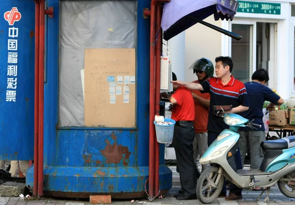 Helyi Lakosok Vásárolni Sorsjegyet Egy Kínai Jóléti Lottery Booth Sanghajban — Stock Fotó