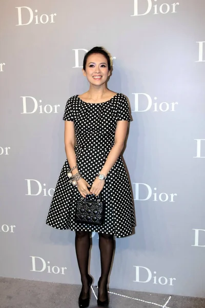 Čínská Herečka Zhang Ziyi Představuje Při Slavnostním Zahájení Dior Flagship — Stock fotografie