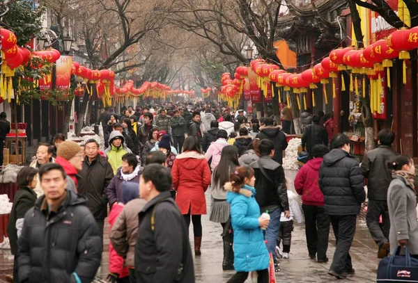Folle Turisti Sono Visti Nella Zona Del Tempio Confucio Durante — Foto Stock