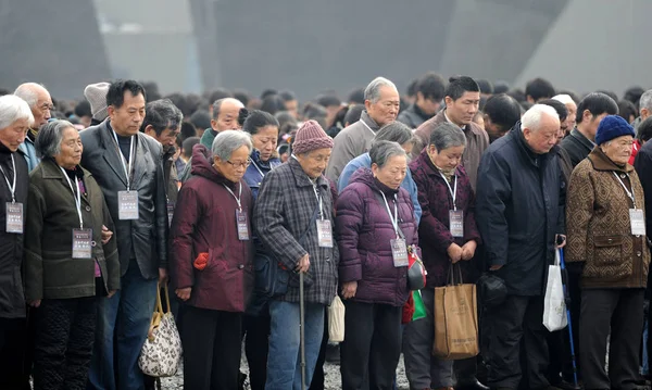 Staří Čínští Lidé Navštěvují Ceremoniál Který Označuje 74Ti Výročí Nankingského — Stock fotografie
