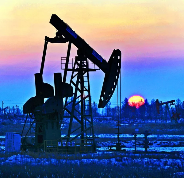 Olie Torens Pomp Ruwe Olie Bij Zonsopgang Een Olieveld Daqing — Stockfoto